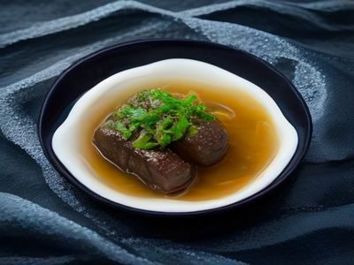 精修风格的性感写真成片，皮肤光滑细腻，色调浓郁饱满，有明显的商业大片质感